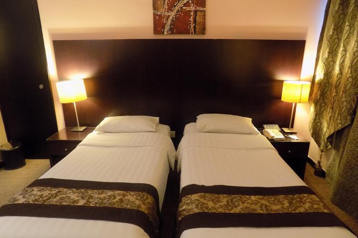 Room 9 of 16