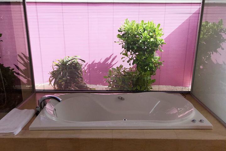 Deep soaking bathtub