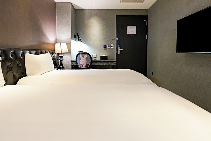 Room 28 of 146