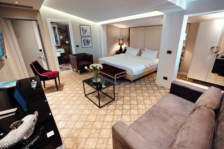 Room 21 of 102