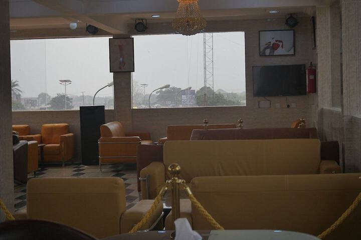 Lounge 8 of 27
