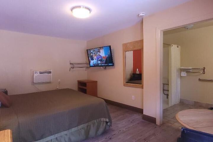 Basic Room 1 King Bed Accessible (4 of 10)
