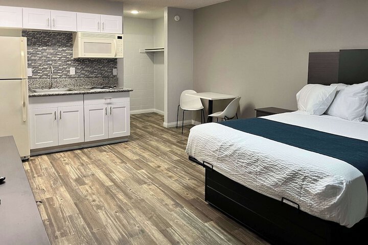 1 Queen Bed (7 of 10)