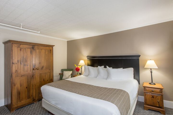 1 King Bed (1 of 8)