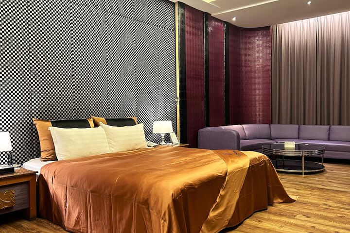 Room 5 of 97
