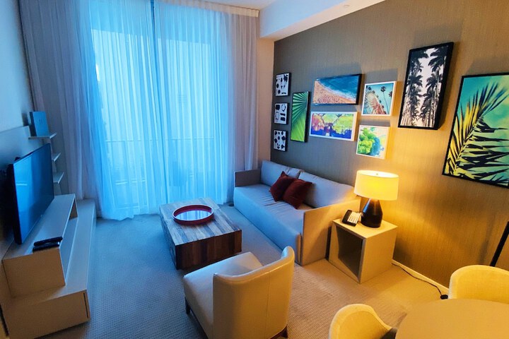 Lounge 44 of 74