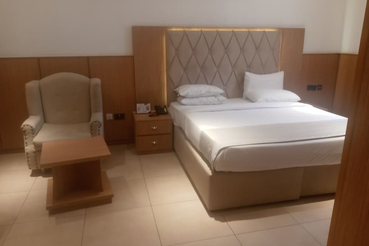 Room 8 of 18