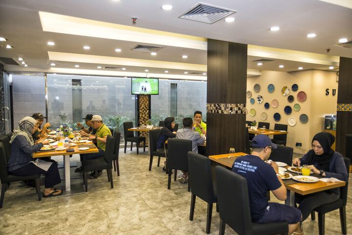 Dining 37 of 43