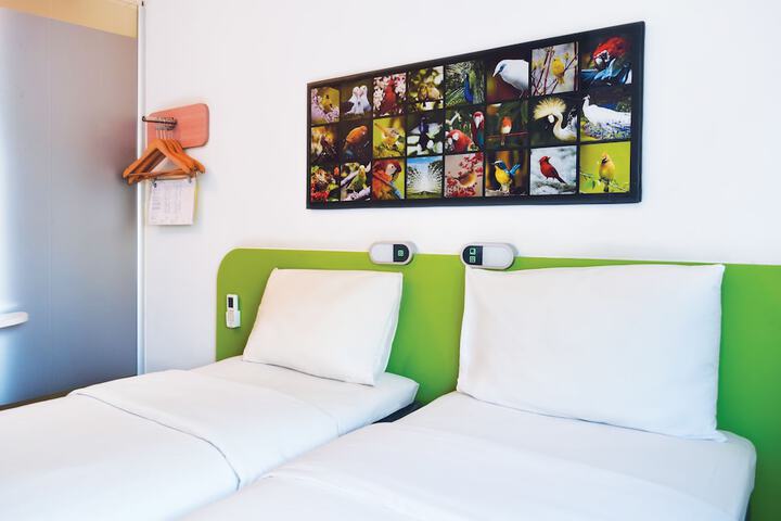 Room 4 of 36