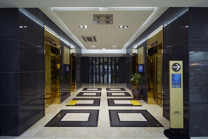 Entrance & Lobby