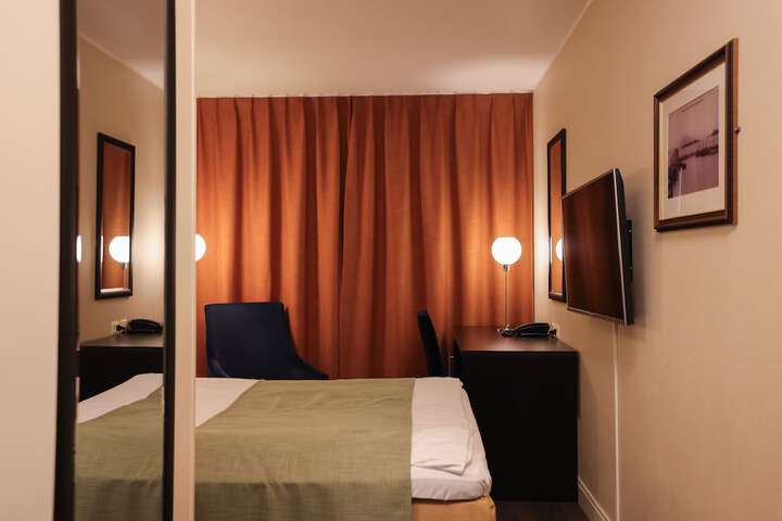Room 25 of 83