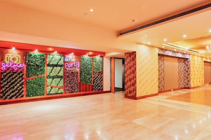 Ballroom/Hall 96 of 113