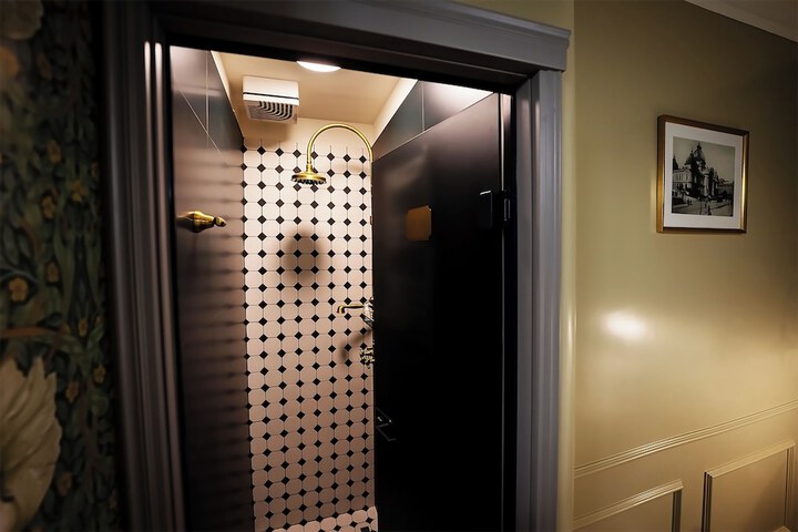 Room 27 of 32