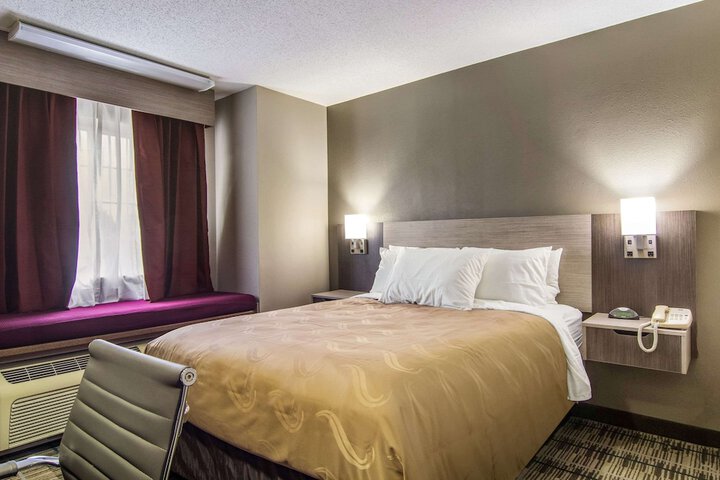 1 Queen Bed (4 of 21)