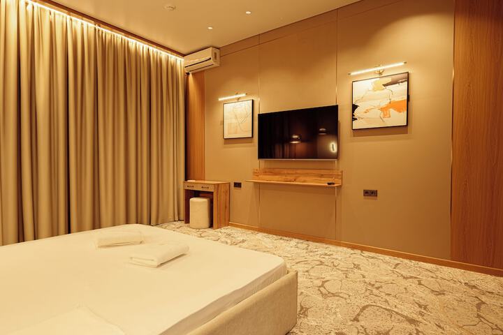Room 7 of 16