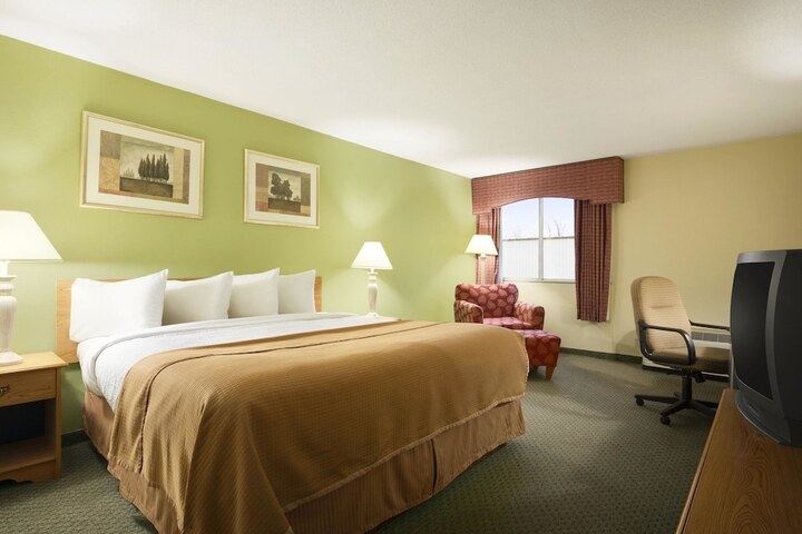 1 King Bed (2 of 10)