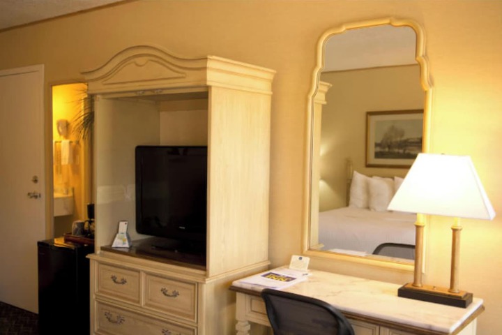 Room 13 of 28