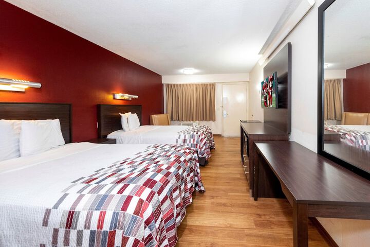 Double Deluxe King Bed (3 of 3)