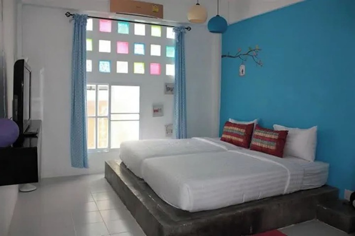 Room 27 of 76