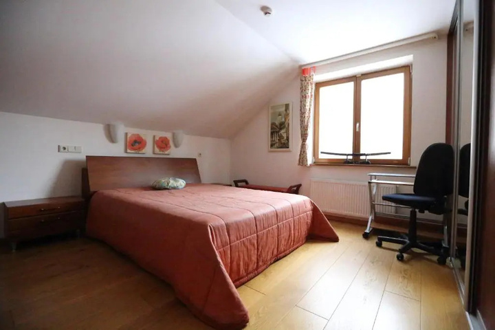 Room 6 of 10