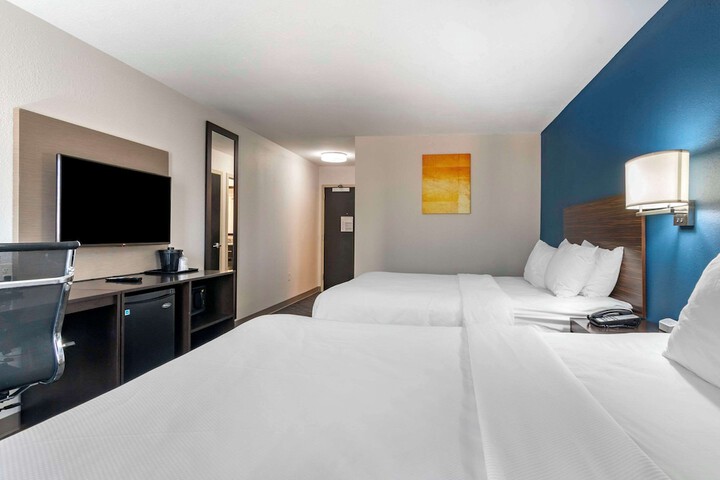 2 Queen Beds Accessible (3 of 14)