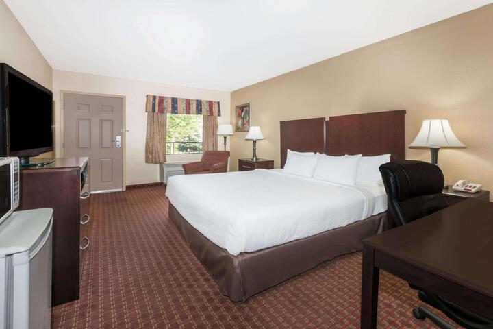 1 King Bed (5 of 7)
