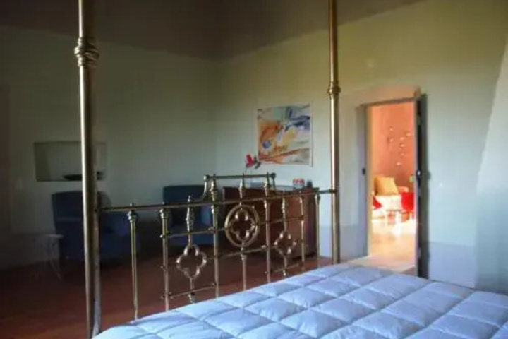 Room 2 of 9