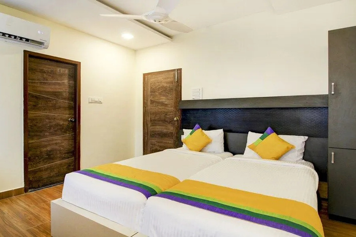 Room 4 of 8