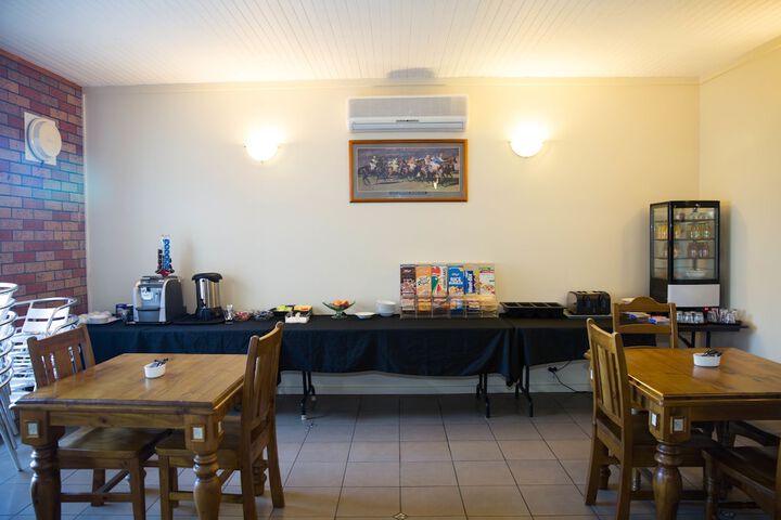 Breakfast/Coffee Service 70 of 95