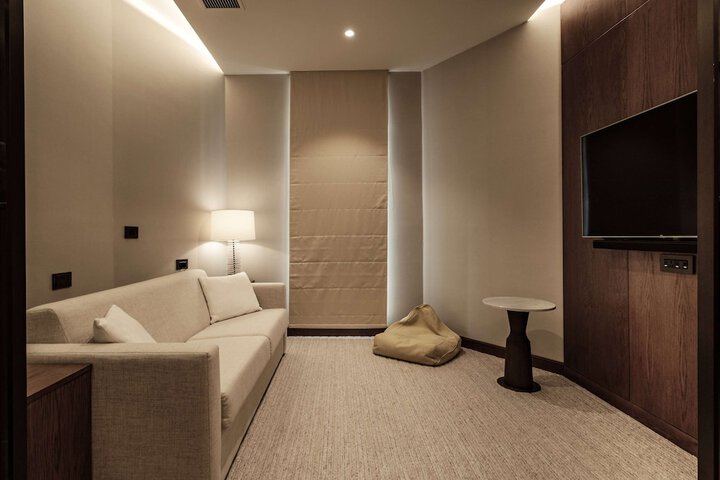 Room 42 of 233