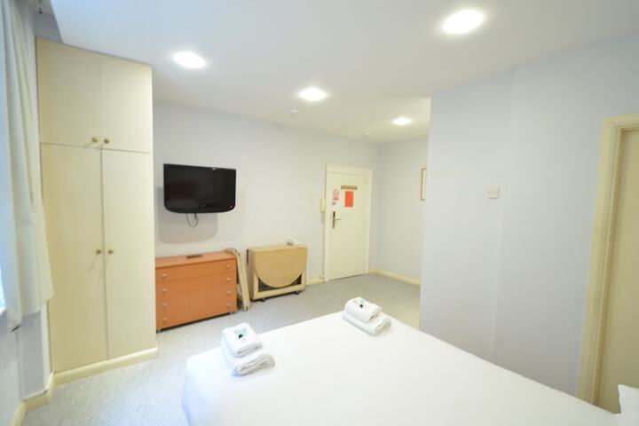 Room 70 of 371