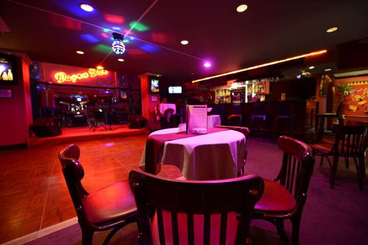 Lounge 54 of 68
