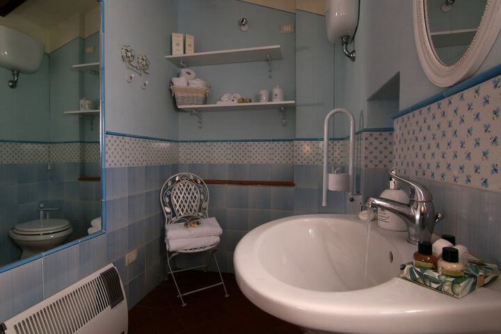 Room 25 of 46