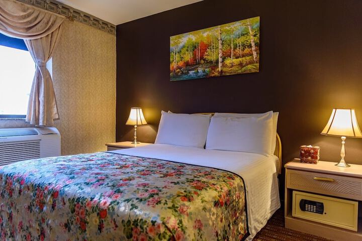 1 Queen Bed (3 of 8)