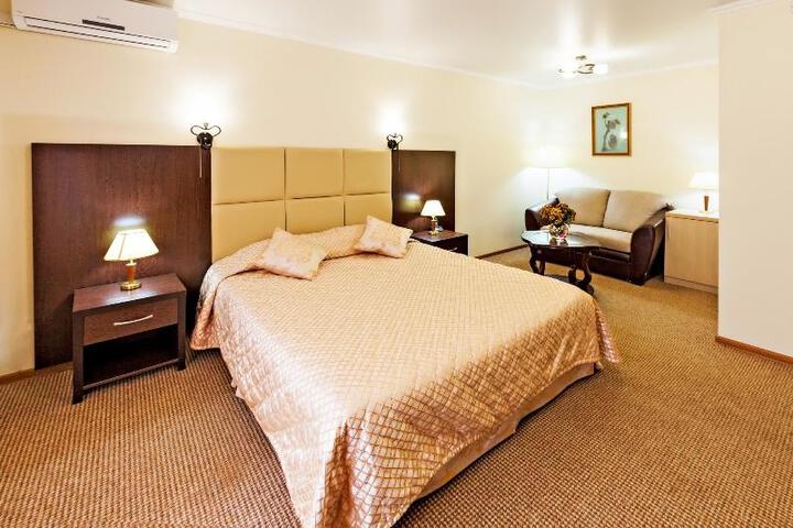 Room 2 of 10
