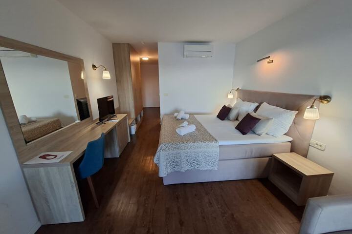 Room 3 of 43