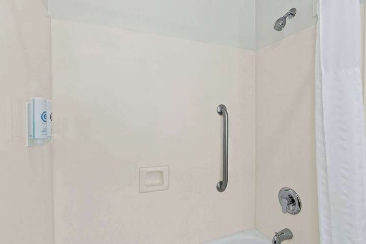 2 Double Beds (5 of 5)