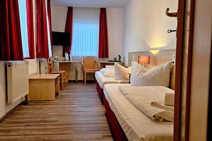 Room 3 of 96