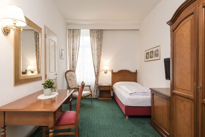 Room 12 of 70