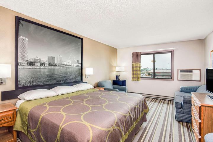 1 Queen Bed Accessible Room (10 of 13)