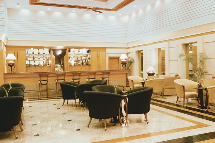 Lounge 32 of 40