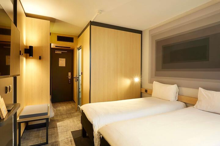 Room 8 of 60