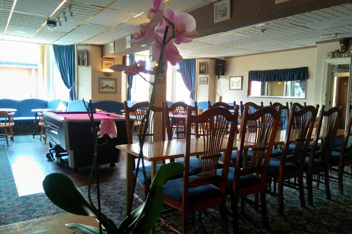 Lounge 93 of 102