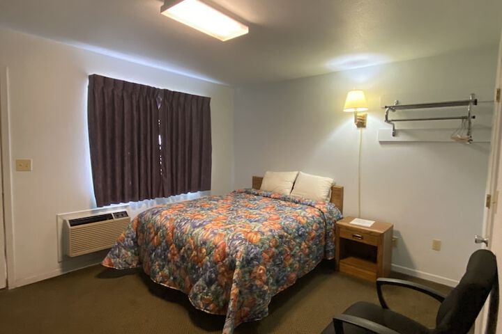 1 Queen Bed (11 of 14)