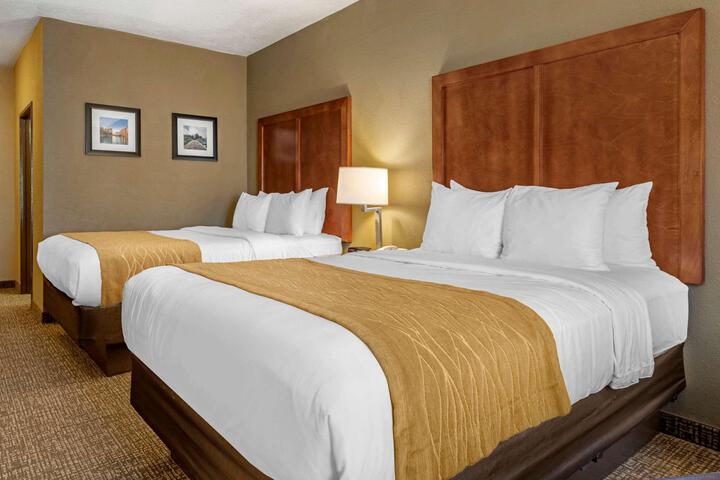 2 Queen Beds (3 of 9)