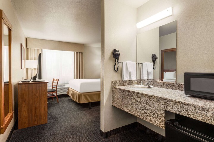 1 Queen Bed Accessible Room (17 of 19)