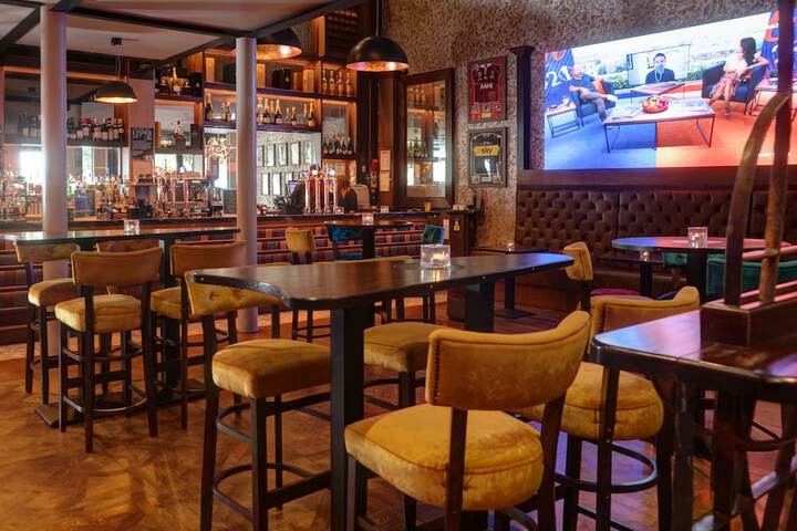 Lounge 62 of 77