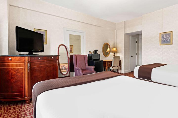 2 Queen Beds Flat Screen Television Desk High Speed Internet Accessible Microwave and R (6 of 7)