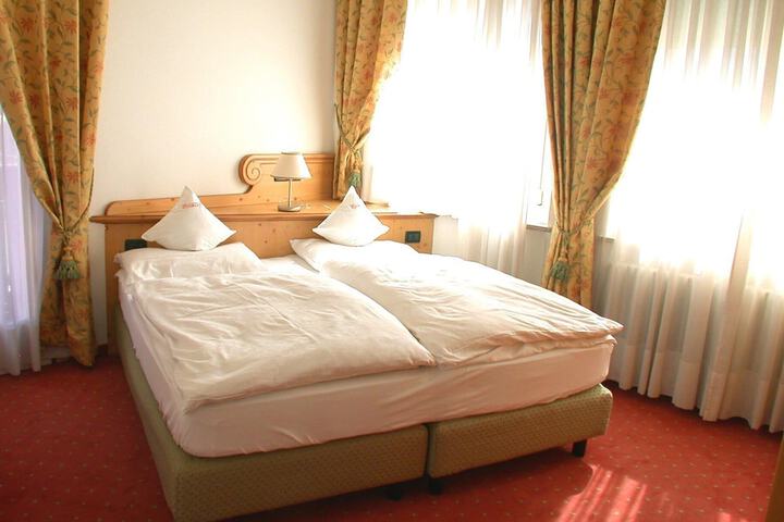 Room 11 of 33