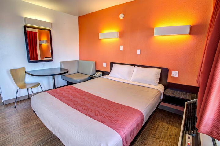 1 Queen Bed (6 of 10)